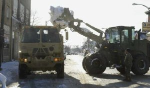 USA: L'armée aide à déneiger les rues de Buffalo après la tempête