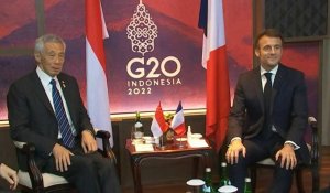 A Bali, Emmanuel Macron rencontre le Premier ministre singapourien Lee Hsien Loong