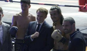 Le président Macron rencontre des athlètes au stade de boxe en Thaïlande