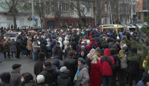 Kherson: les Ukrainiens se bousculent pour obtenir de l’aide humanitaire