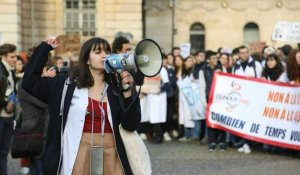 Déserts médicaux: internes et étudiants en médecine dans la rue