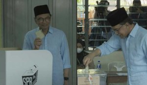 Élections en Malaisie : le chef de l'opposition Anwar Ibrahim dépose son vote