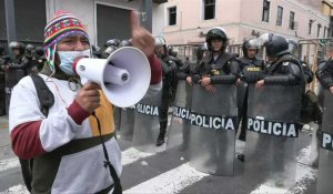 Pérou: manifestants devant le Congrès avant une possible destitution de Castillo