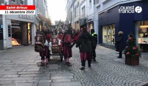 VIDÉO. La compagnie Souhka met l’ambiance dans les rues de Saint-Brieuc 