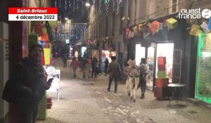 VIDÉO. À Saint-Brieuc, le centre-ville retrouve ses déambulations musicales de Noël