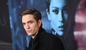 Robert Pattinson fait sa première apparition sur tapis rouge avec Suki Waterhouse après quatre...
