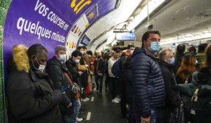 France : triple épidémie, la question du port du masque obligatoire fait débat