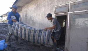Éruption en Indonésie: des villageois tentent de sauver leurs biens