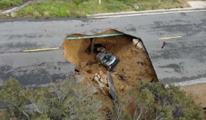 Deux véhicules piégés dans un trou au milieu de la route à Los Angeles
