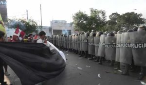 La police péruvienne utilise des gaz lacrymogènes sur des manifestants à Lima