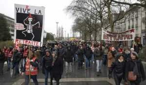 Retraites: à Nantes, les manifestants défilent sous la pluie