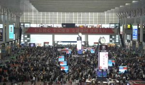 Chine : les voyageurs se pressent dans une gare de Shanghai avant le Nouvel an lunaire