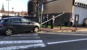 Saint-Omer : un réverbère plie sous le choc avec une voiture