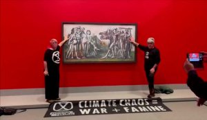 Australie: des militants pro-climat collent leurs mains sur la protection d'un Picasso