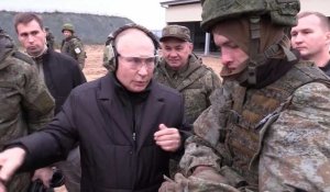 Russie: Poutine visite un centre militaire de formation de conscrits