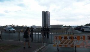 Les forces de sécurité installent des barrières à Brasilia pour empêcher les manifestations