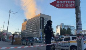Ukraine: un immeuble endommagé après des explosions dans le centre de Kiev