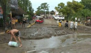 Nettoyage des rues inondées de Sayulita après le passage de l'ouragan Roslyn au Mexique