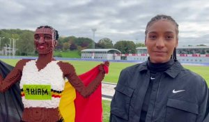 Nafi Thiam découvre sa statue en LEGO