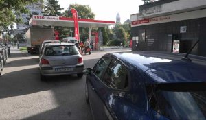 Pénurie de carburant en France: la grève reconduite, les stations à sec