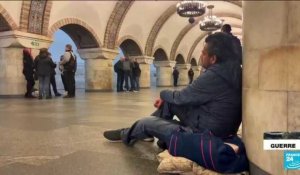 Ukraine : à Kharkiv, des Ukrainiens trouvent refuge dans les stations de métro