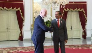 Le président de la FIFA rencontre le dirigeant indonésien Widodo après la tragédie du stade
