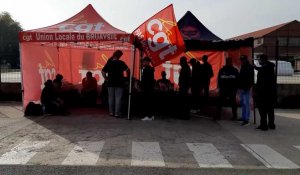 Auchel : la CGT proteste devant Fieldturff Tarkett