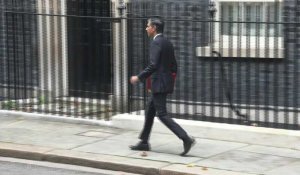Le nouveau Premier ministre britannique Rishi Sunak quitte Downing street en direction du Parlement