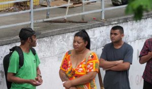 Des Brésiliens font la queue pour voter dans une favela de Rio