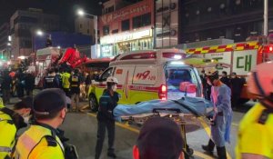 Séoul: les secours évacuent les victimes après une bousculade meurtrière