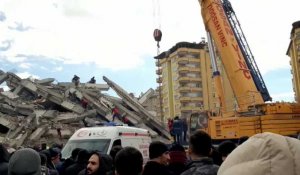 Turquie: à Gaziantep, les sauveteurs à la recherche de survivants du séisme