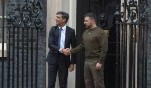 Londres: le président Zelensky arrive à Downing Street, accueilli par Rishi Sunak