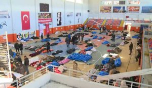 Turquie: dans un gymnase, des proches identifient les corps des victimes