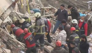 Turquie : des équipes de secours cherchent des survivants dans les décombres après un séisme
