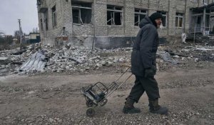 Dans l'Est de l'Ukraine, la pression des troupes russes s'accroît