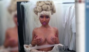 Nicki Minaj pose sans le haut dans une cabine d'essayage