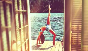 Nina Dobrev partage une photo d'elle en train de faire du yoga en bikini