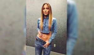 Jennifer Lopez dévoile son ventre plat dans une tenue en jean