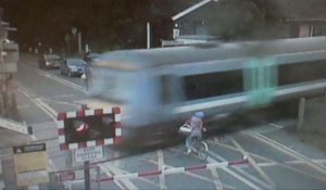 Royaume-Uni: un cycliste manque de se faire écraser par un train