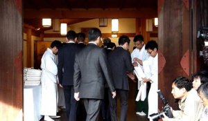 Japon: des parlementaires au sanctuaire controversé Yasukuni