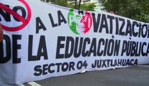 Des dizaines de milliers d'enseignants manifestent à Mexico