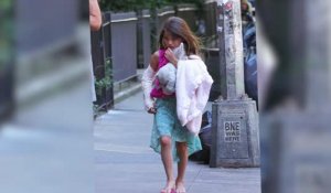 Suri Cruise se casse un bras et n'a pas le droit de donner des fessées