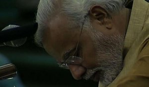 Rare moment d'émotion pour Modi qui promet de servir l'Inde