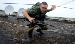 En images : sous les feux croisés, les civils fuient l'est de l'Ukraine