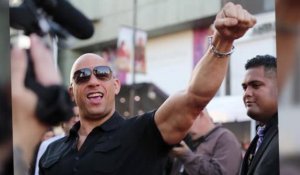 Vin Diesel amuse ses fans à la première des Gardiens de la Galaxie