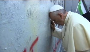 Bethléem: le pape prie devant le mur de séparation israélien