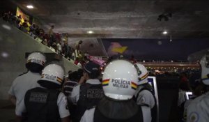 La police disperse des manifestants près du stade de Brasilia