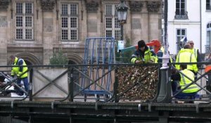 Paris commence à retirer les "cadenas d'amour" du Pont des Arts