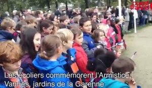 Cérémonie du 11 Novembre à Vannes. La foule et des enfants