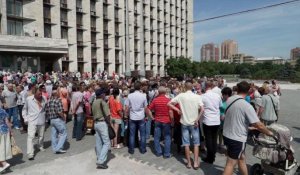 Ukraine: manifestation de civils à Donetsk, fief des rebelles